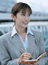 メモを取る女性