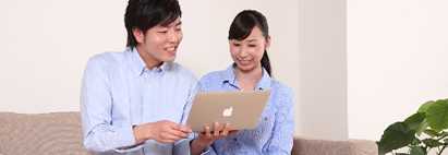 ネットでチェックをする夫婦